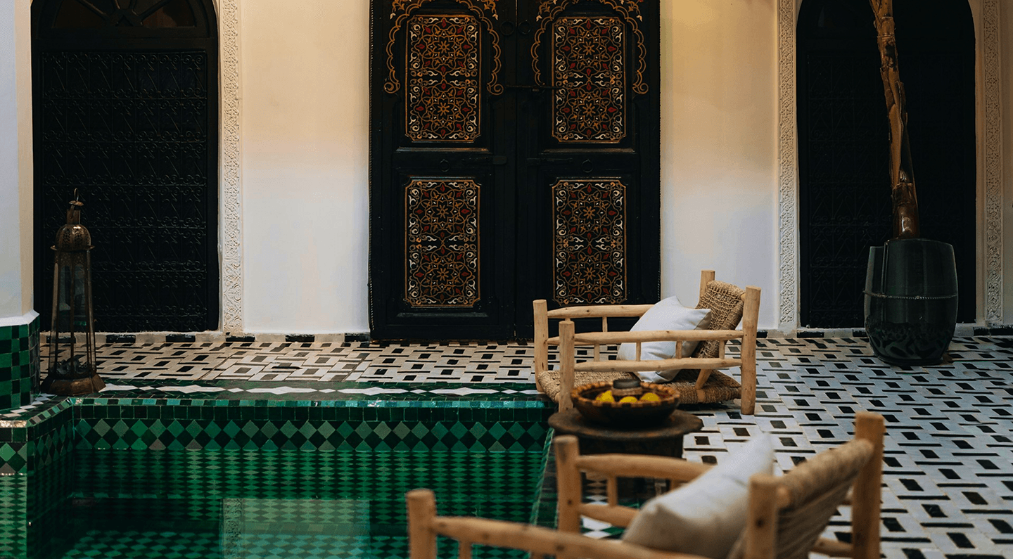 Cour interieure avec des details artisanaux marocains