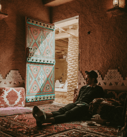 Interieur marocain chaleureux avec une porte ouverte et une assise traditionnelle